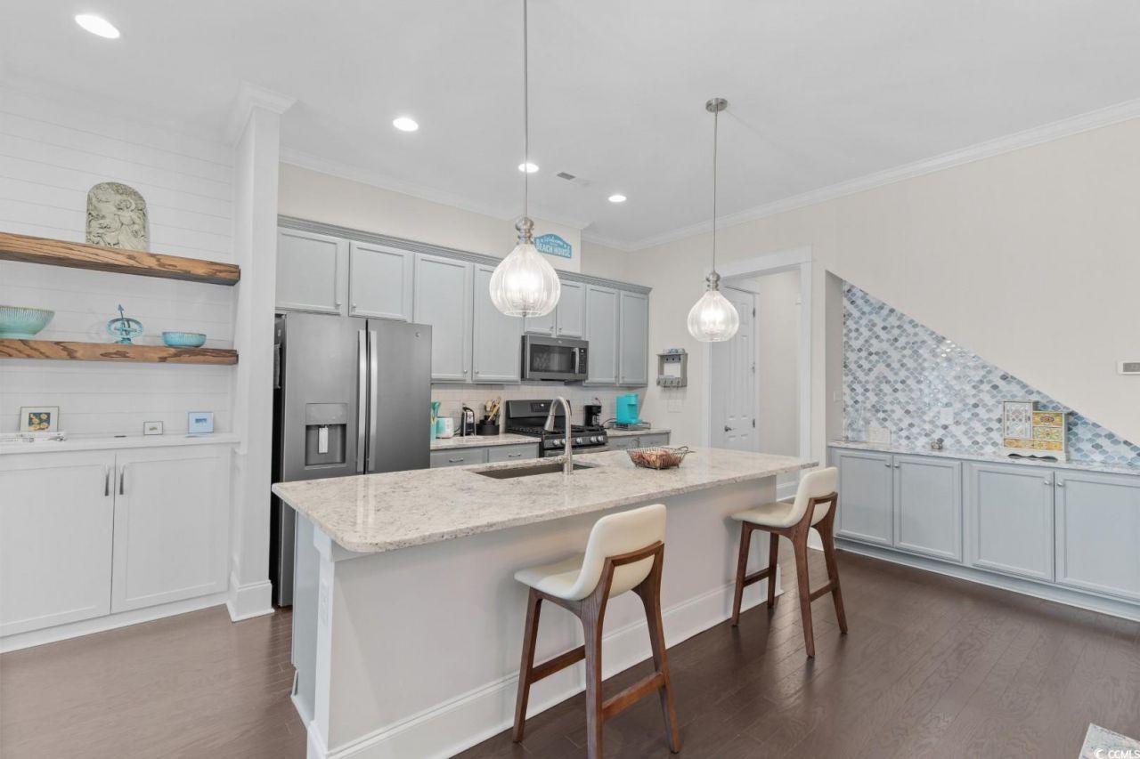 847 Iris St. Photo 8