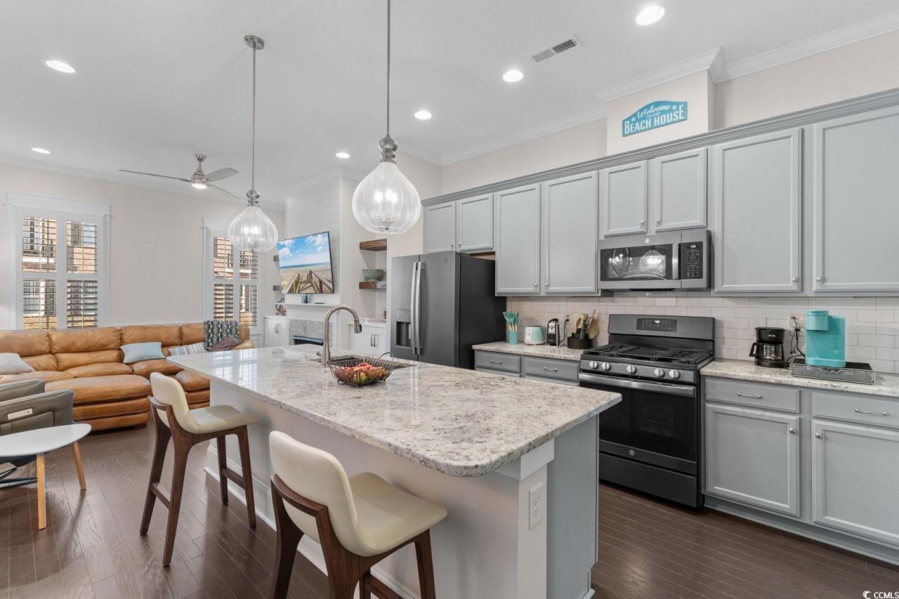 847 Iris St. Photo 9