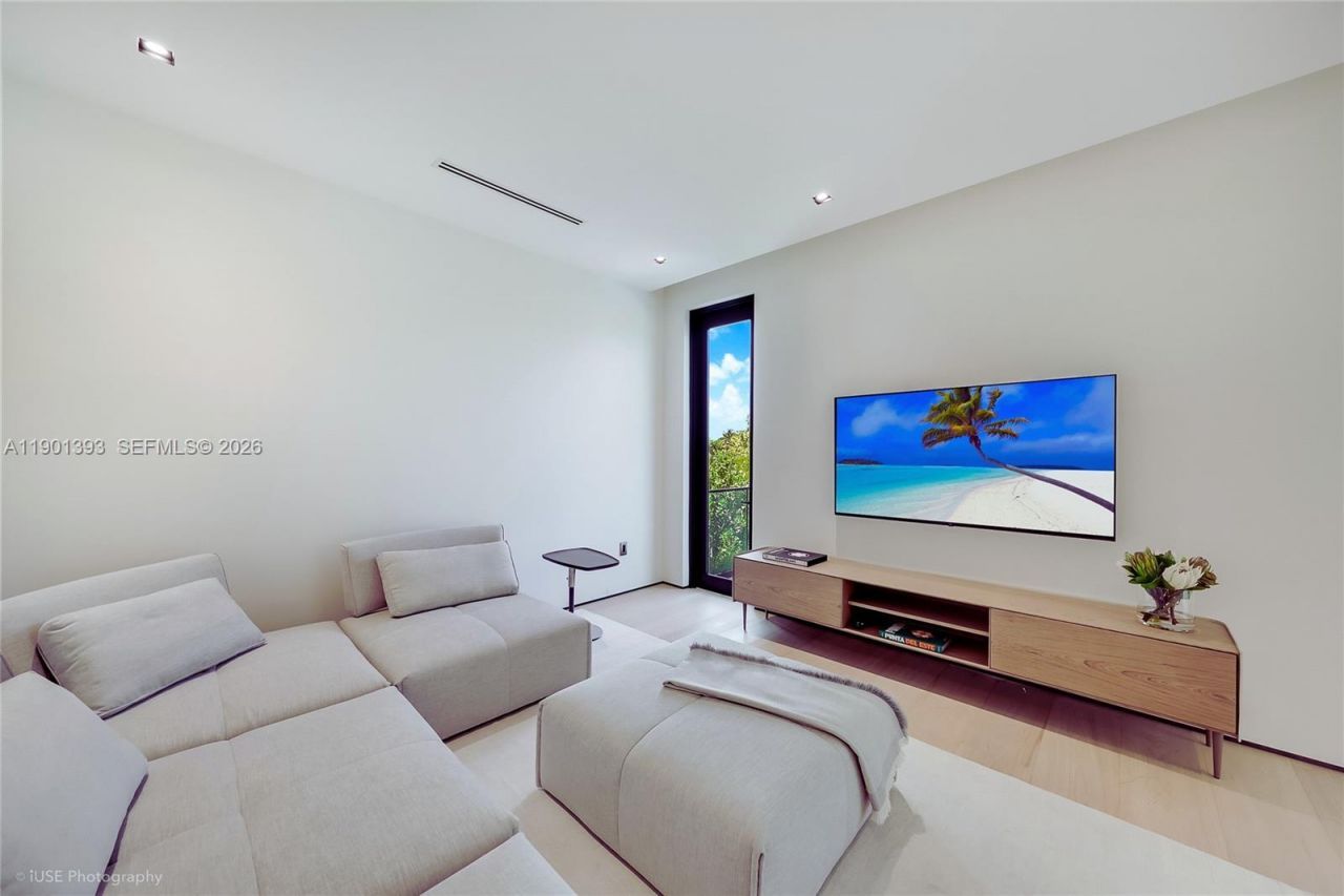 770 Lake Rd, Miami, FL 33137 Photo