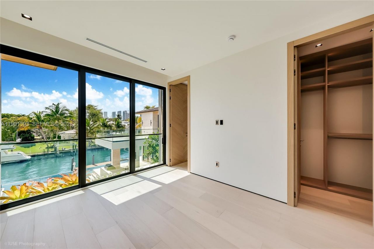 770 Lake Rd, Miami, FL 33137 Photo