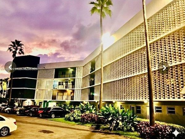 877 NE 195th St, Unit 122, Miami, FL 33179