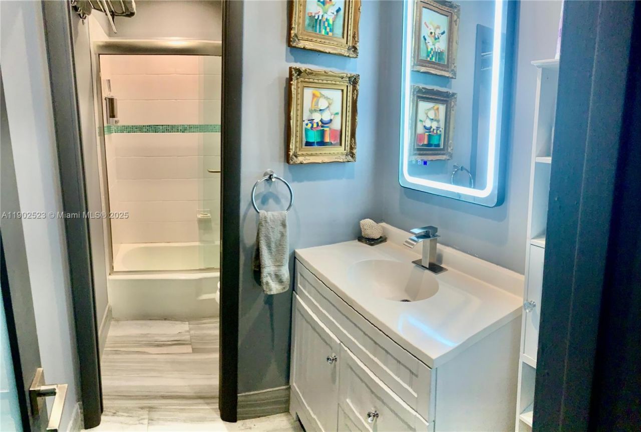 877 NE 195th St, Unit 122, Miami, FL 33179 Photo