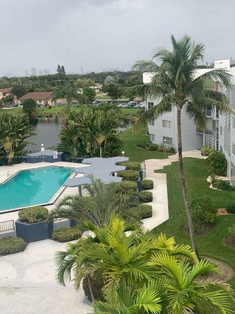 877 NE 195th St, Unit 122, Miami, FL 33179 Photo