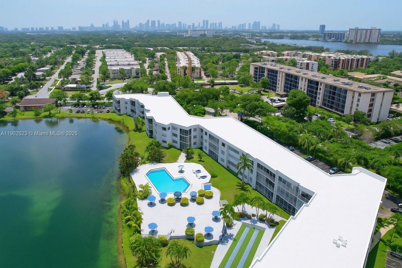 877 NE 195th St, Unit 122, Miami, FL 33179 Photo