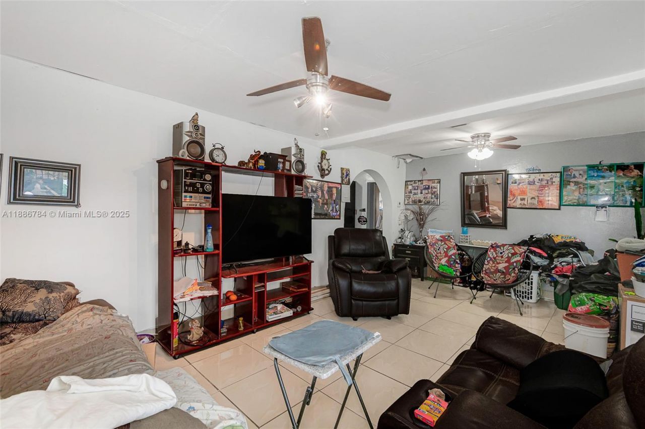 807 NW 109th St, Miami, FL 33168 Photo