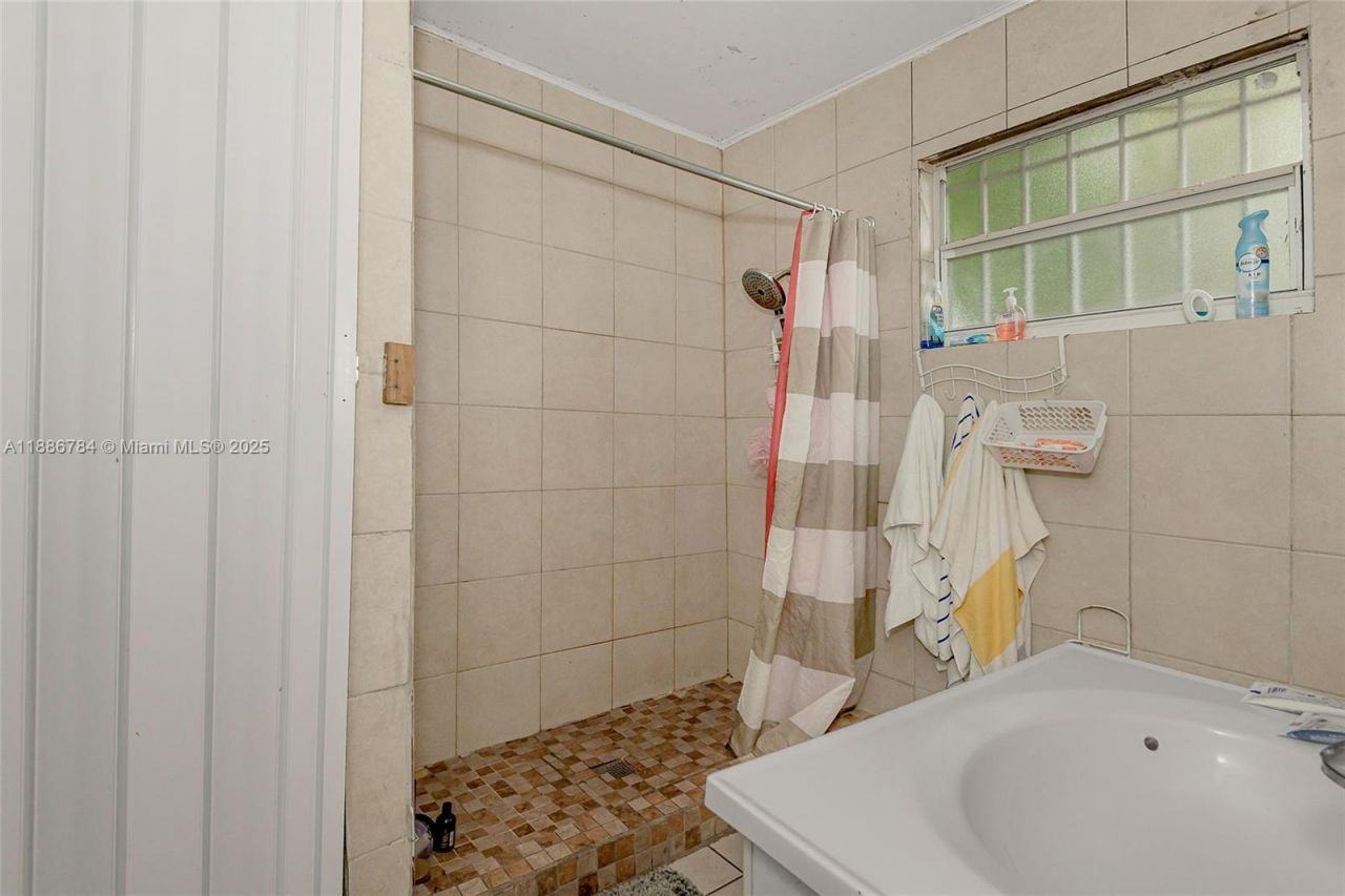 807 NW 109th St, Miami, FL 33168 Photo