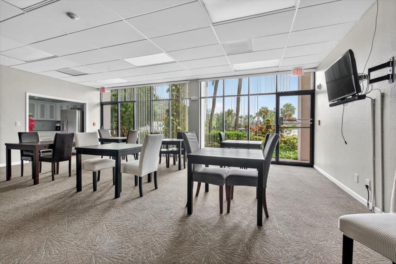 2425 Presidential Way, Unit 1502, West Palm Beach, FL 33401 Photo