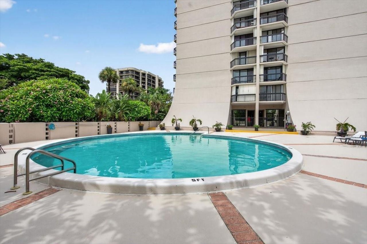 2425 Presidential Way, Unit 1502, West Palm Beach, FL 33401 Photo