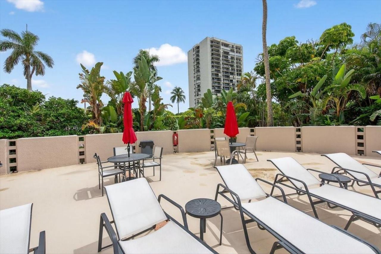 2425 Presidential Way, Unit 1502, West Palm Beach, FL 33401 Photo