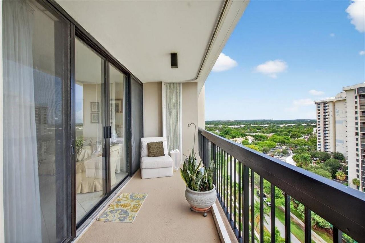 2425 Presidential Way, Unit 1502, West Palm Beach, FL 33401 Photo