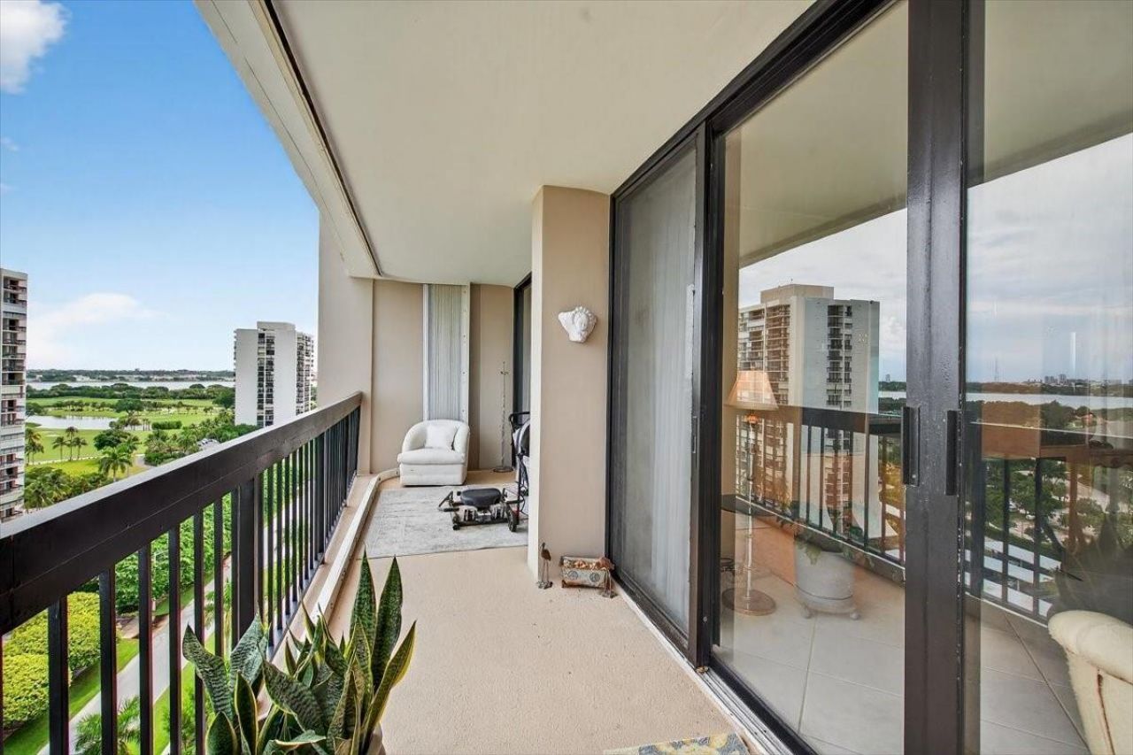 2425 Presidential Way, Unit 1502, West Palm Beach, FL 33401 Photo