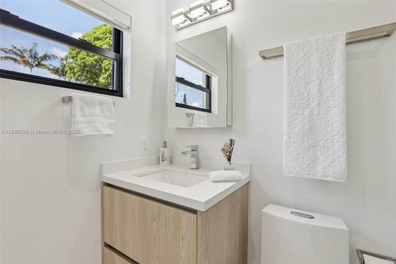 1960 NE 32nd St, Lighthouse Point, FL 33064 Photo