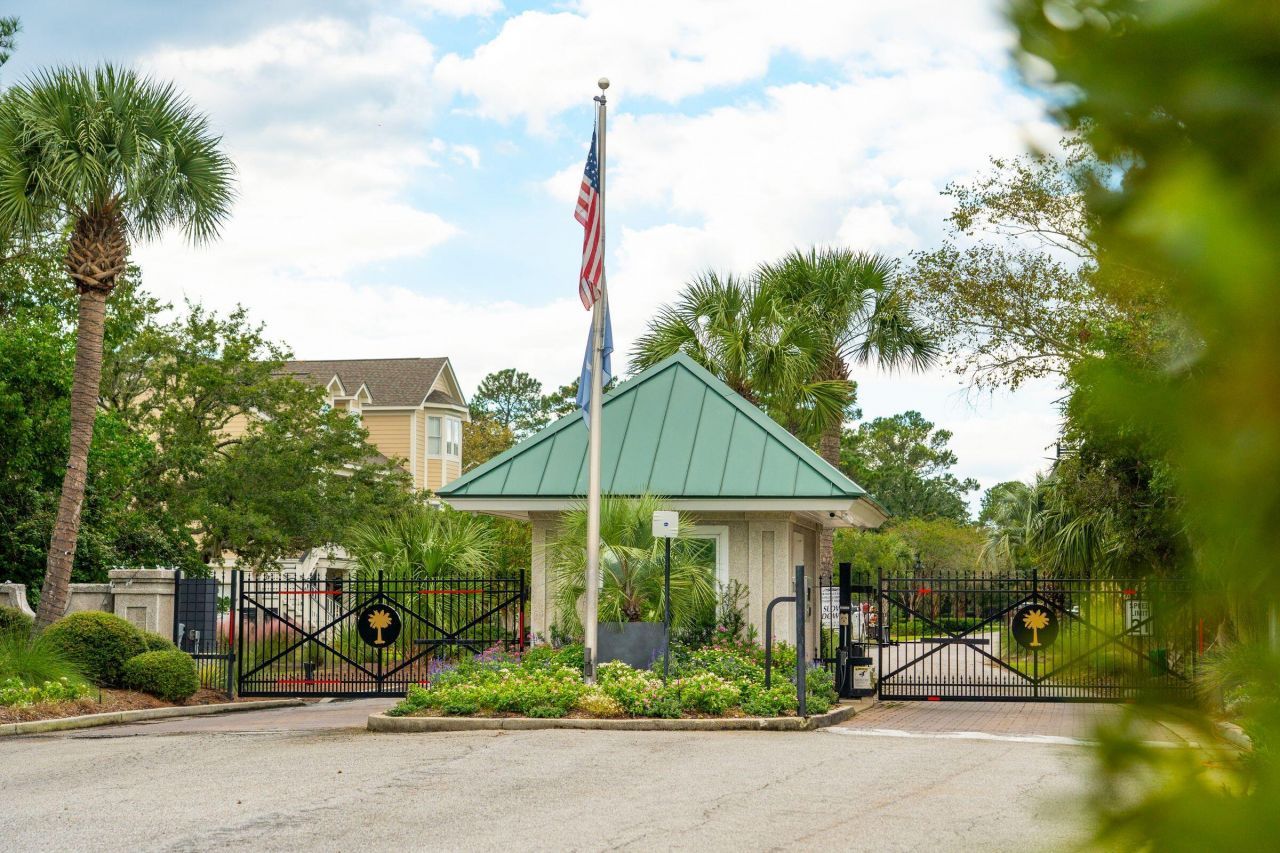 1420 Headquarters Plantation Drive Photo 4