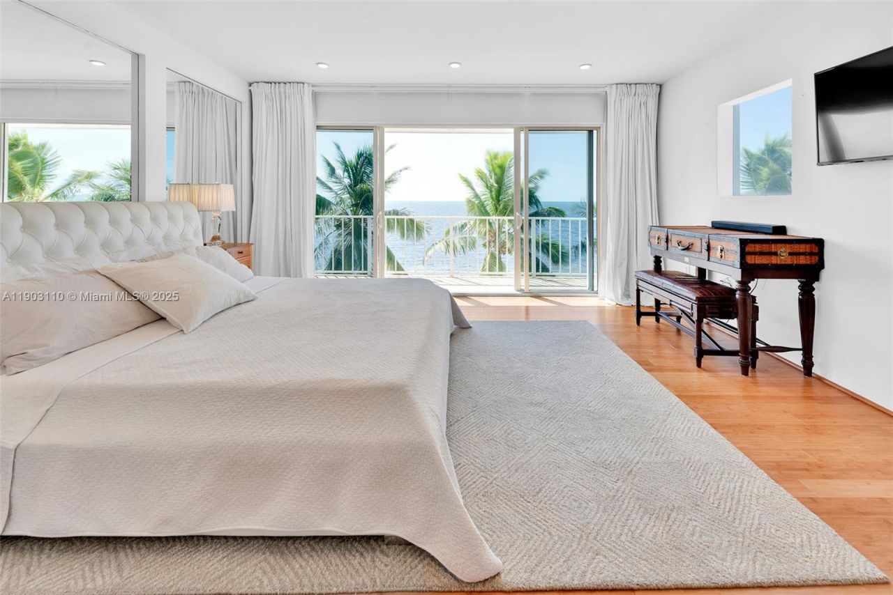 60 Ocean Front Dr, Key Largo, FL 33037 Photo