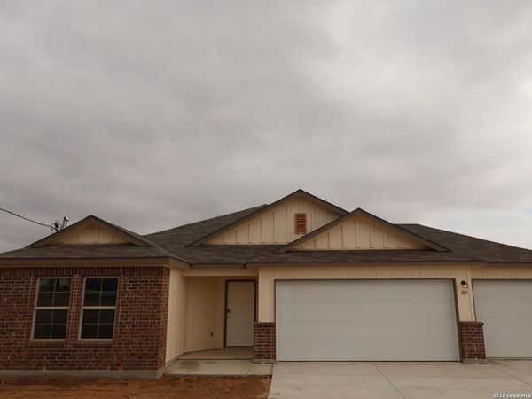 105 Greeley Drive, Floresville, TX 78114