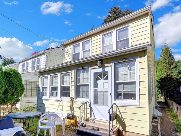 6 Walnut Place, Great Neck, NY 11021