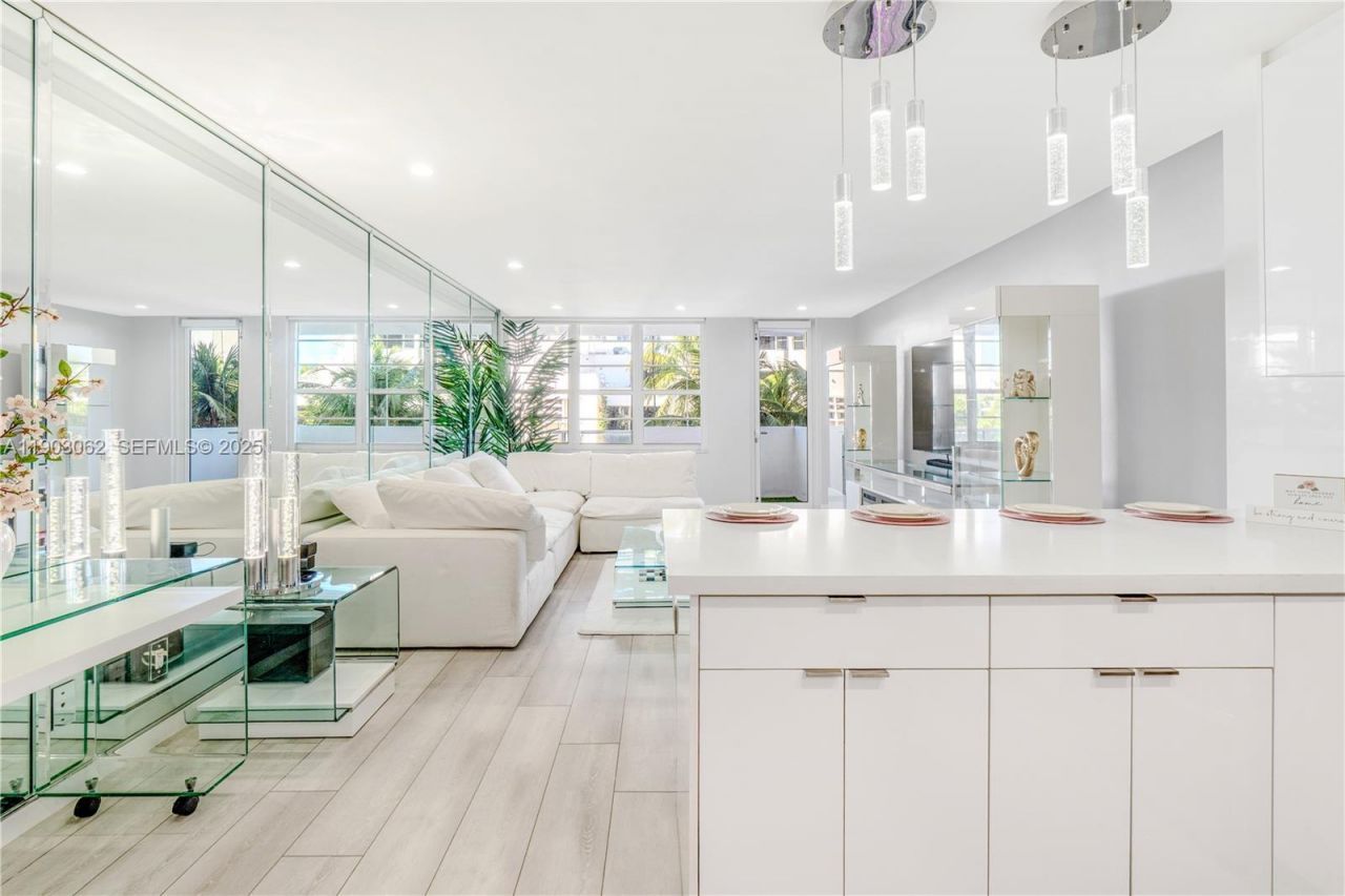 100 Lincoln Rd, Unit 323, Miami Beach, FL 33139 Photo