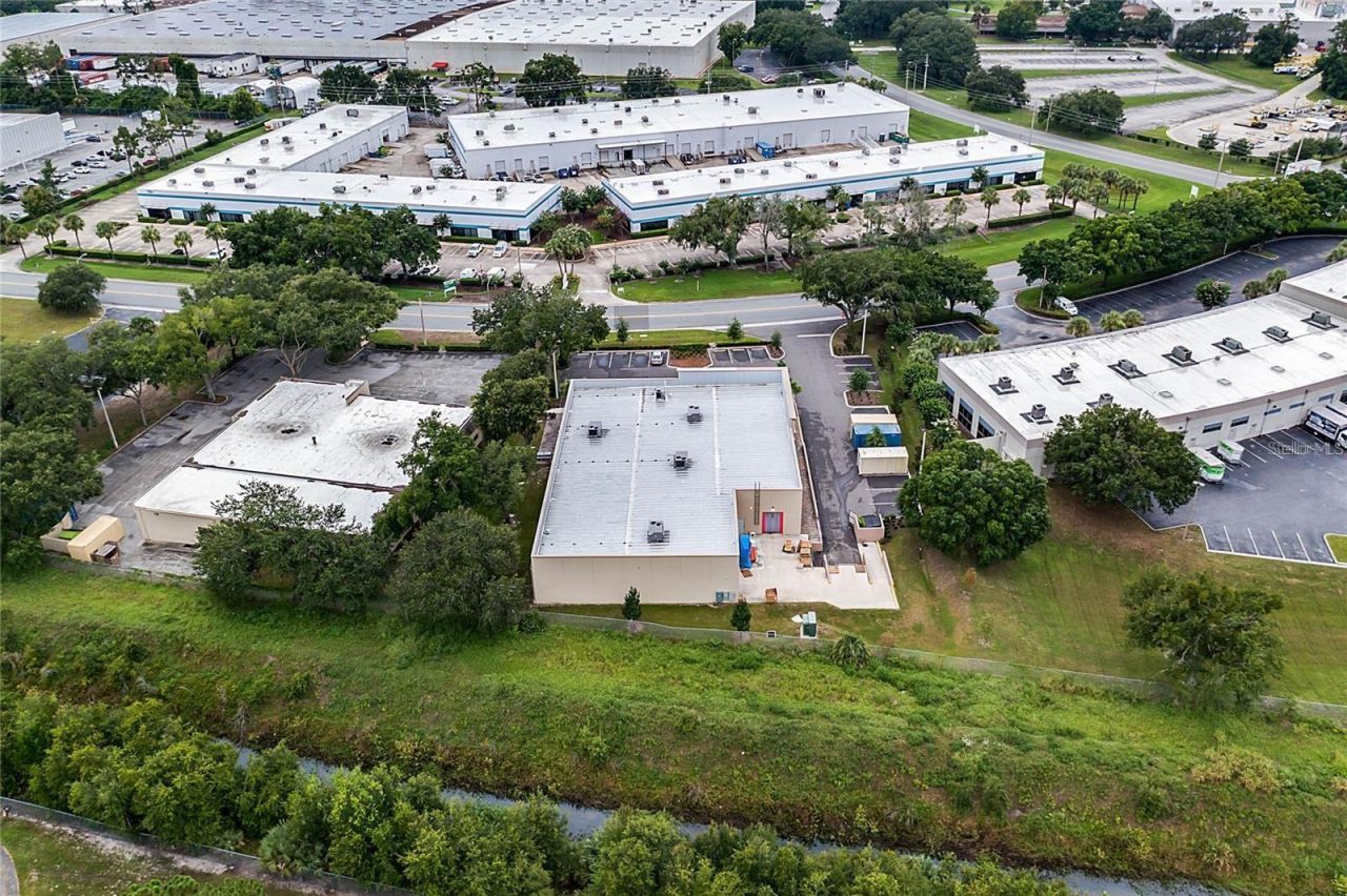 2461 Orlando Central Parkway, Orlando, FL 32809 Photo