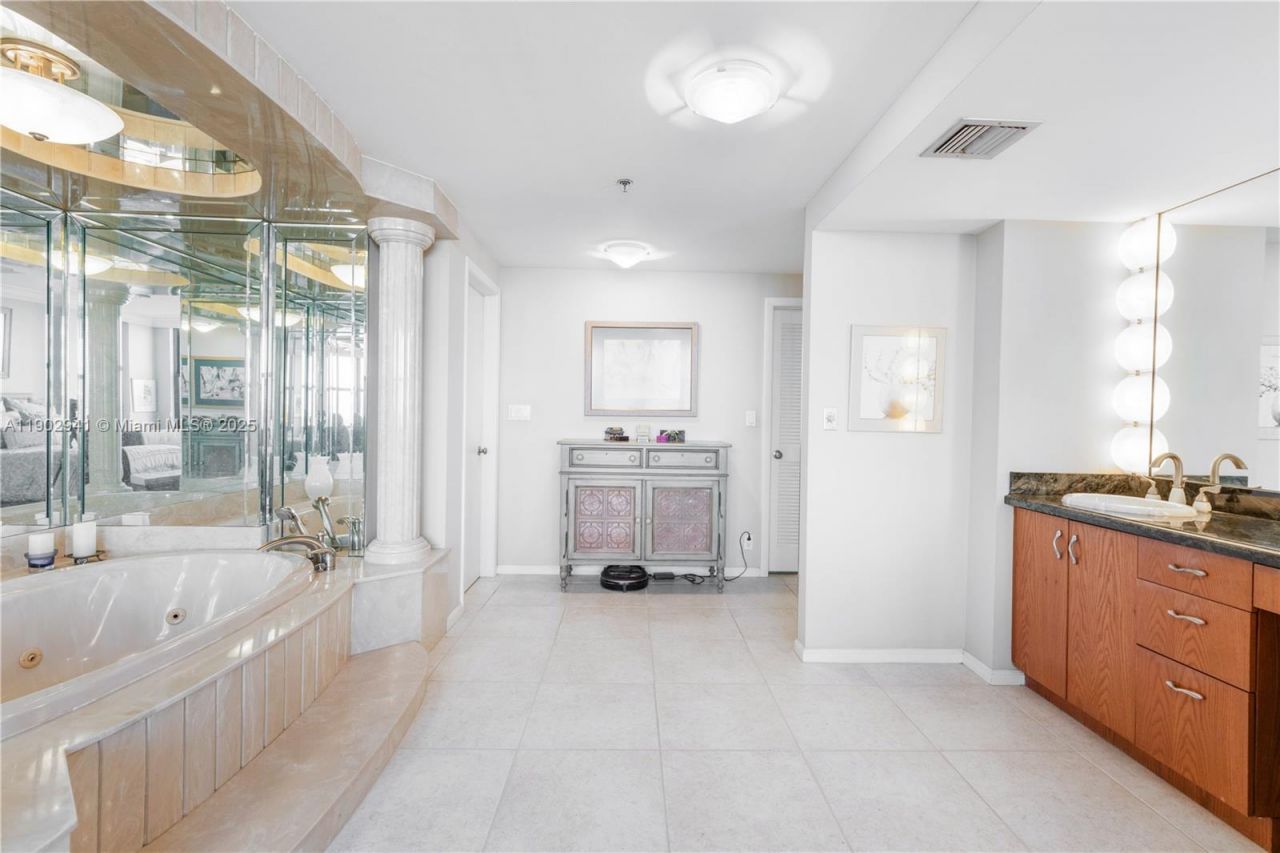 300 Three Islands Blvd, Unit PH2A, Hallandale Beach, FL 33009 Photo