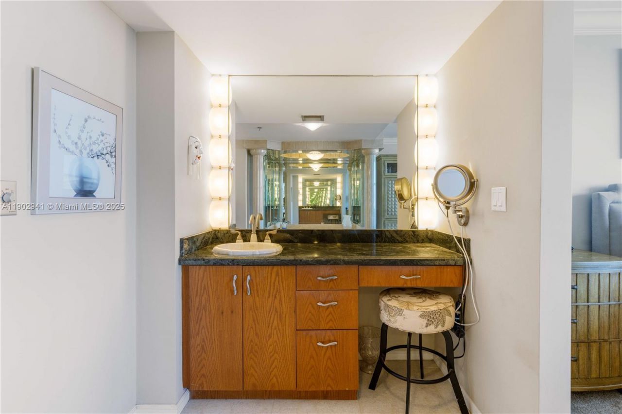 300 Three Islands Blvd, Unit PH2A, Hallandale Beach, FL 33009 Photo