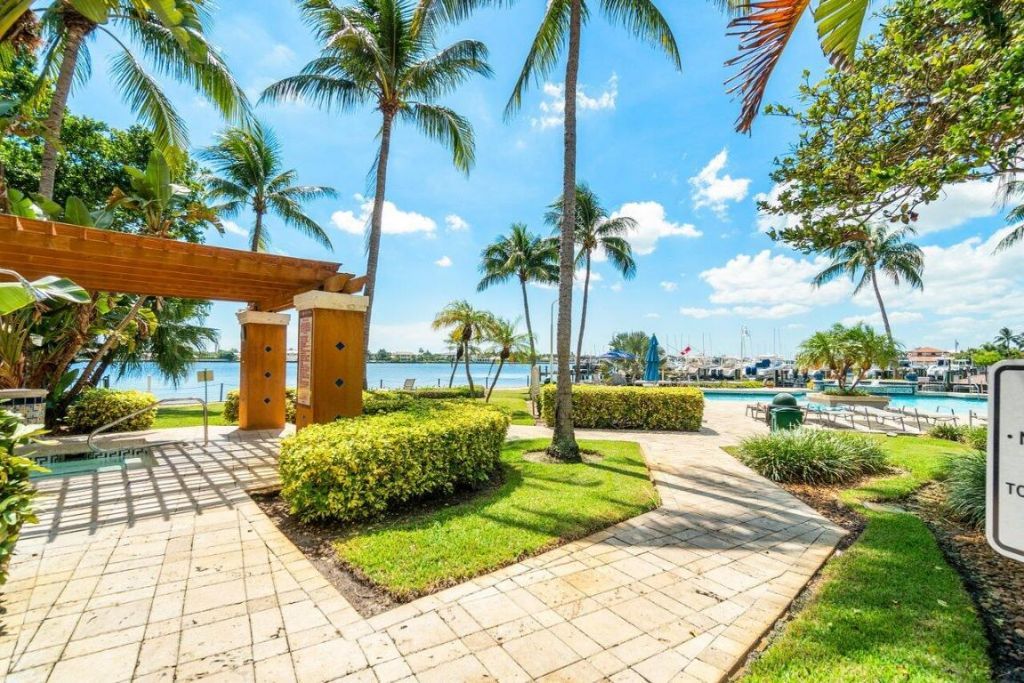 127 Yacht Club Way, Unit 206, Hypoluxo, FL 33462 Photo