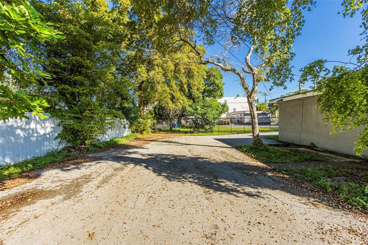 16190 NE 11th Ct, North Miami Beach, FL 33162 Photo