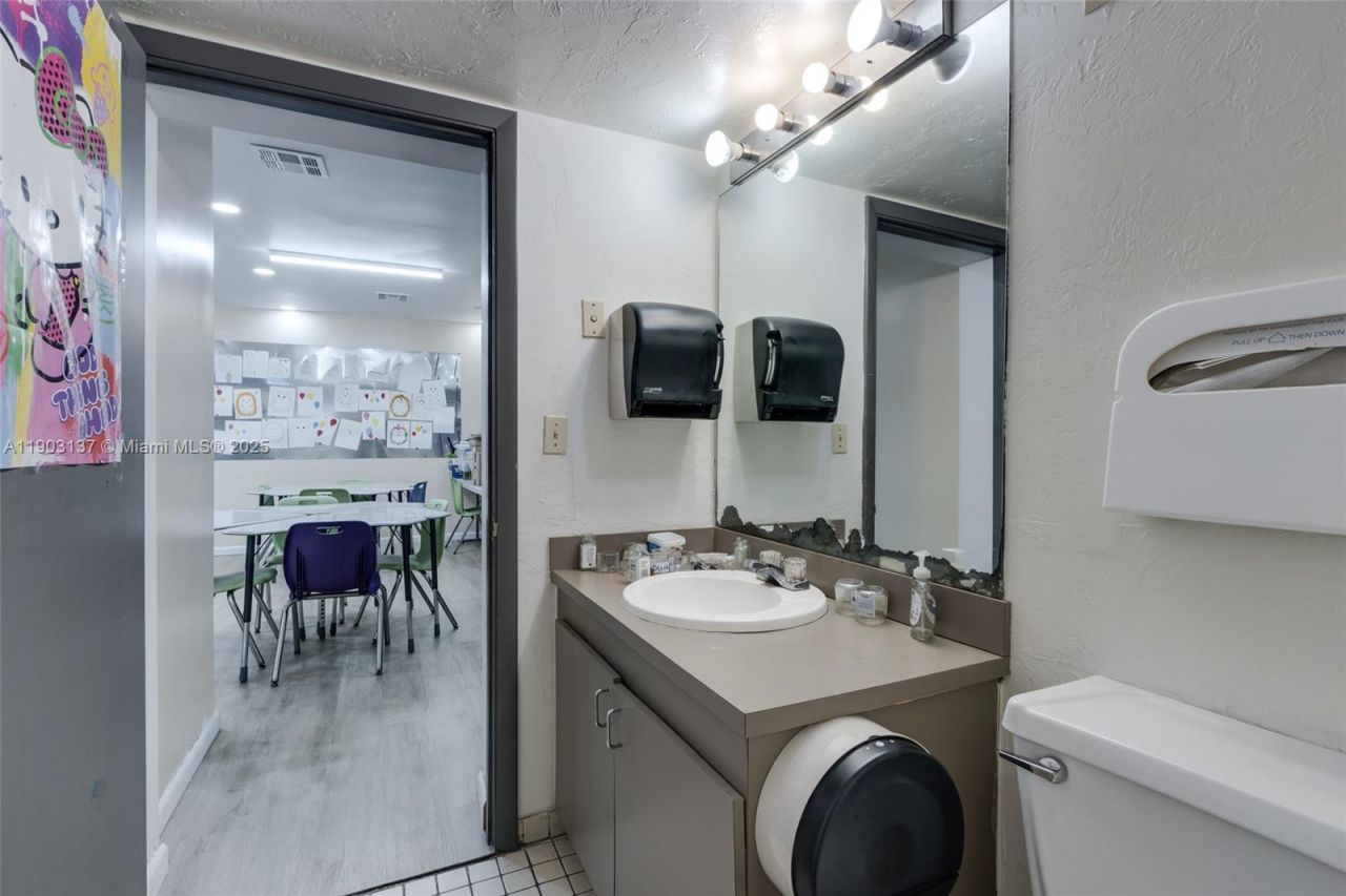 16190 NE 11th Ct, North Miami Beach, FL 33162 Photo