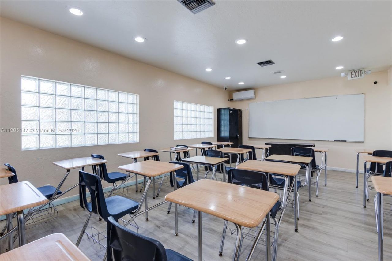 16190 NE 11th Ct, North Miami Beach, FL 33162 Photo