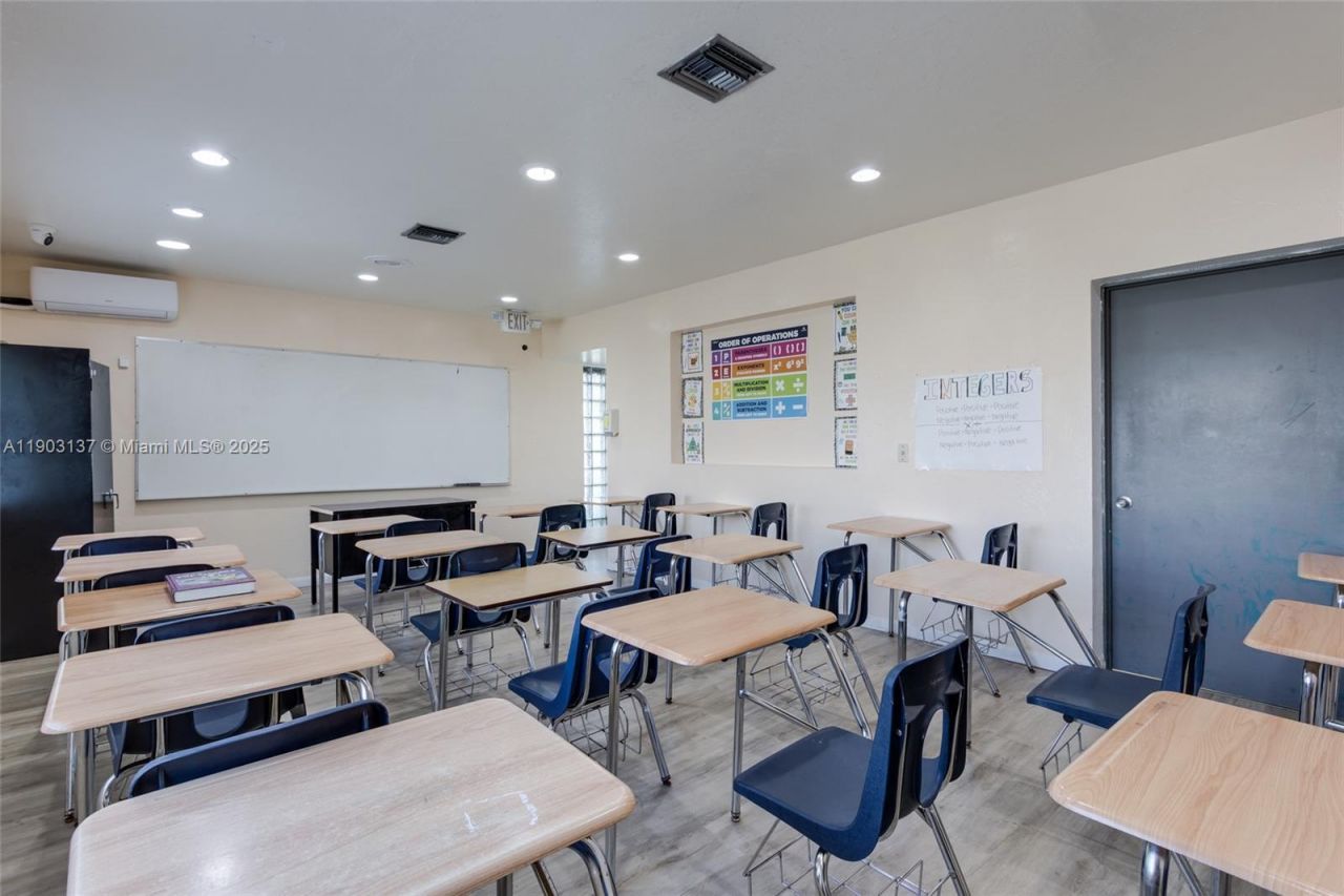 16190 NE 11th Ct, North Miami Beach, FL 33162 Photo