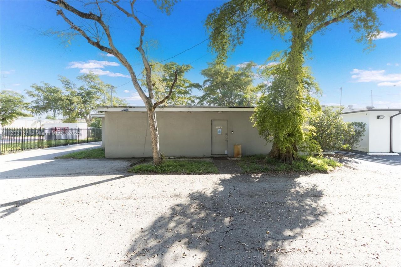 16190 NE 11th Ct, North Miami Beach, FL 33162 Photo