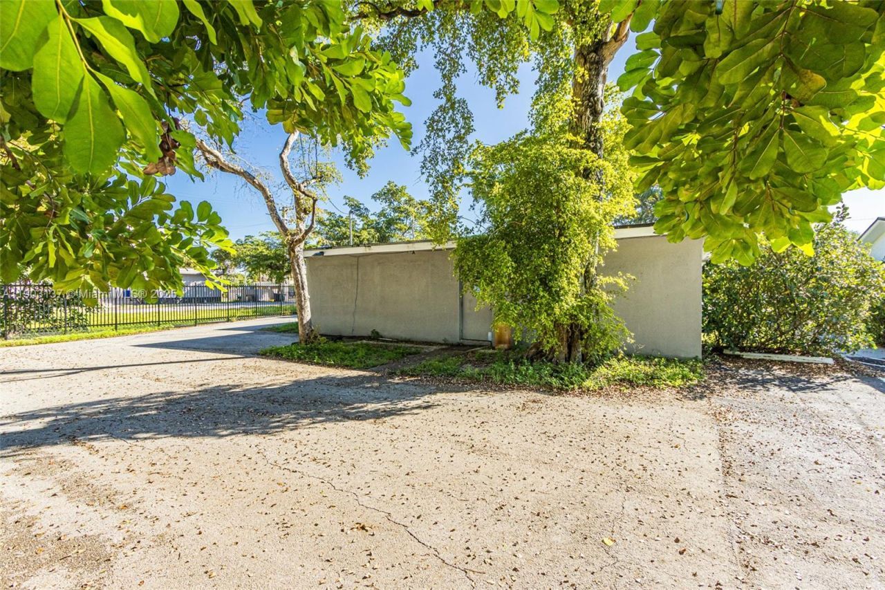 16190 NE 11th Ct, North Miami Beach, FL 33162 Photo