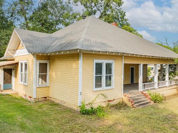 100 W Groves Street , Big Sandy, TX 75755