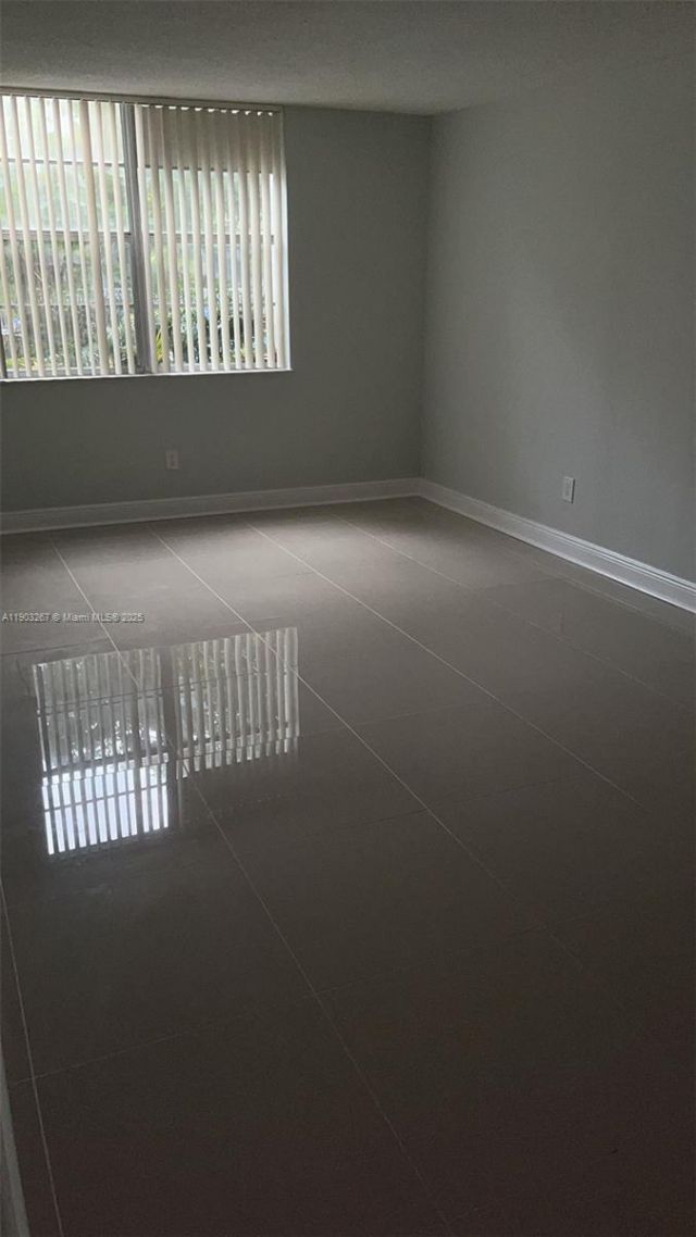 488 NW 165th St Rd, Unit B-112, Miami, FL 33169 Photo