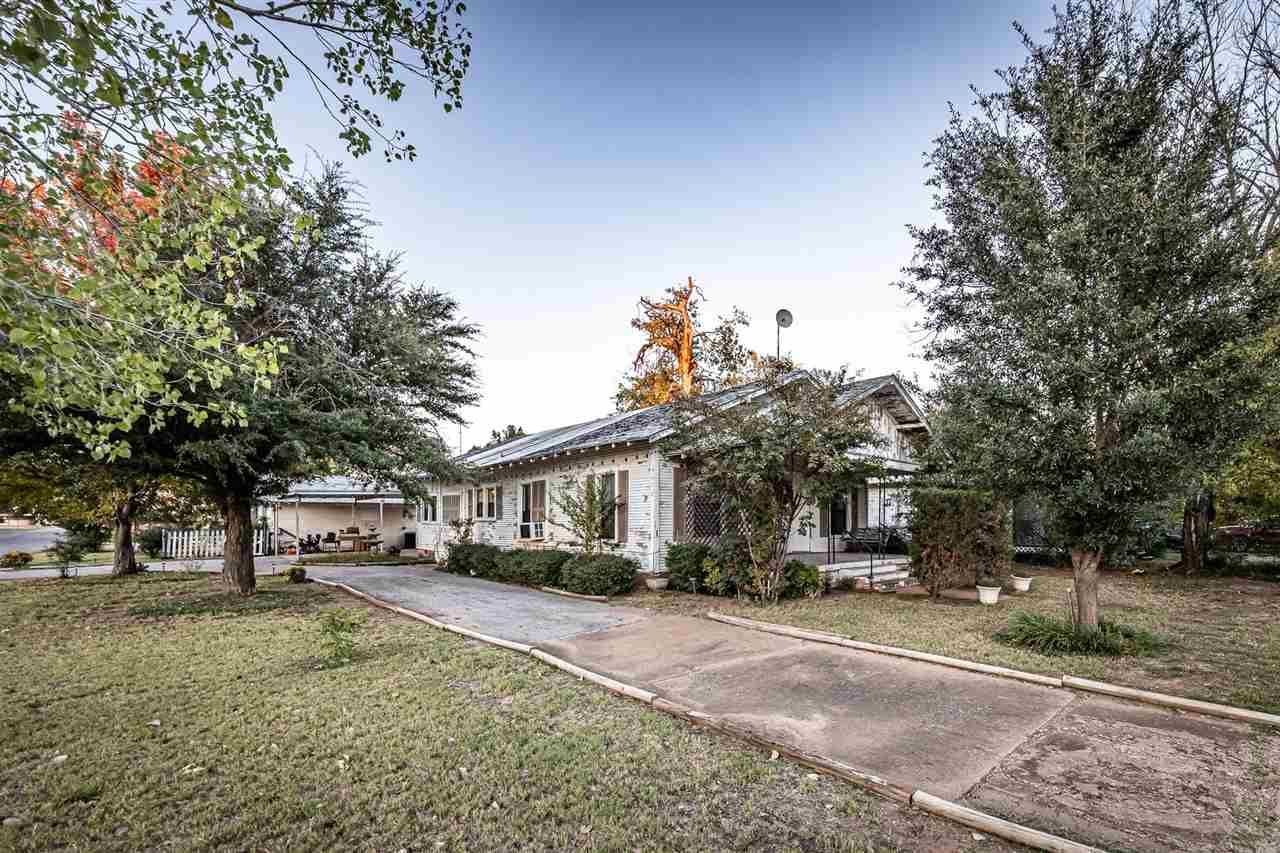 303 E Oklahoma St, Walters, OK 73572 Main Photo