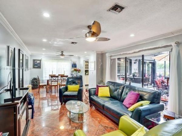 10026 NW 52nd Ter, Doral, FL 33178