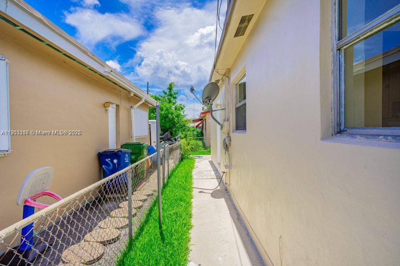 805 NW 3rd Ter, Unit 1, Hallandale Beach, FL 33009 Photo