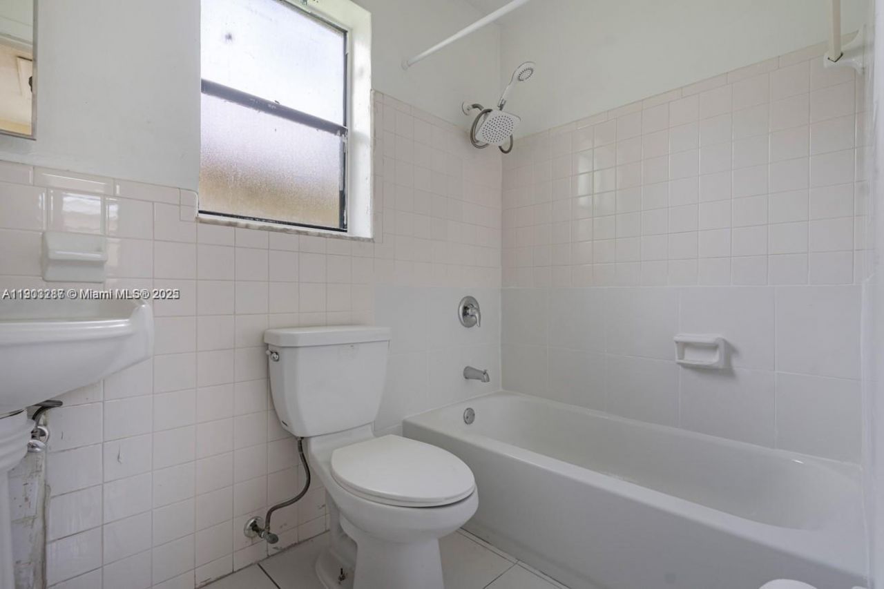 805 NW 3rd Ter, Unit 1, Hallandale Beach, FL 33009 Photo