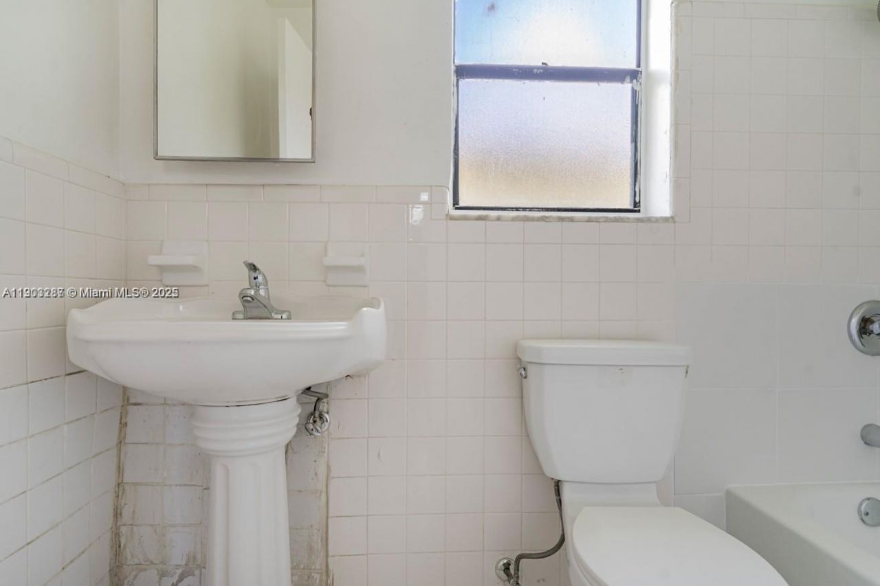 805 NW 3rd Ter, Unit 1, Hallandale Beach, FL 33009 Photo