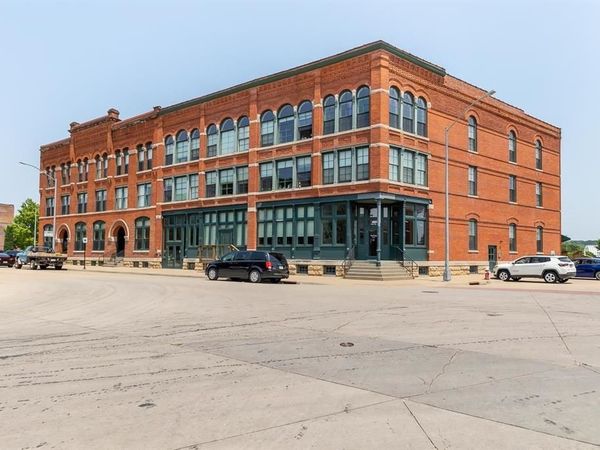 44 Main Street, Dubuque, IA 52001