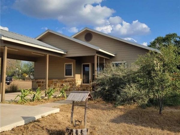 1104 Poplar Street , Jourdanton, TX 78026