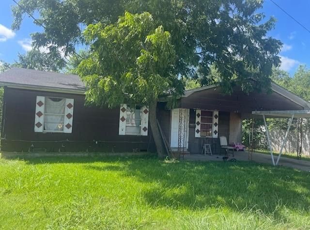 810 E Navarro Avenue, Mart, TX 76664 Main Photo