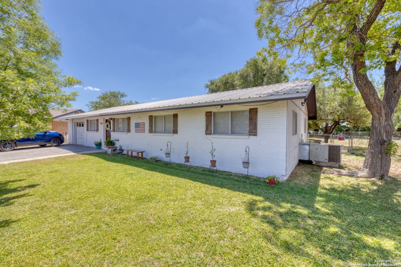 317 Studer Cr, Uvalde, TX 78801 Main Photo