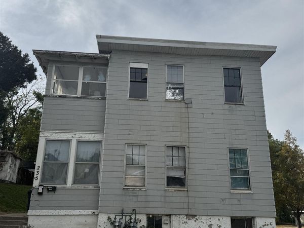 235 S 9Th Street, Burlington, IA 52601