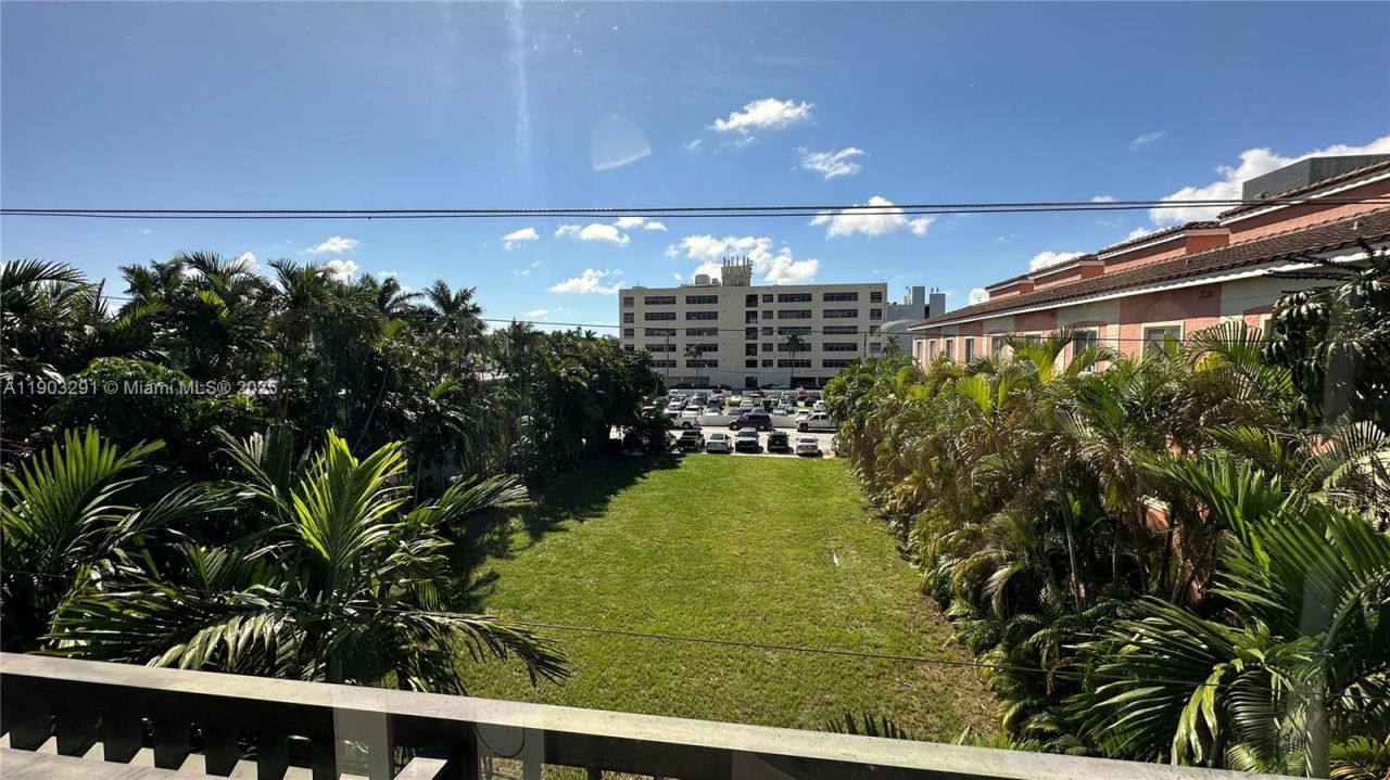 1120 98th St, Unit 304, Bay Harbor Islands, FL 33154 Photo