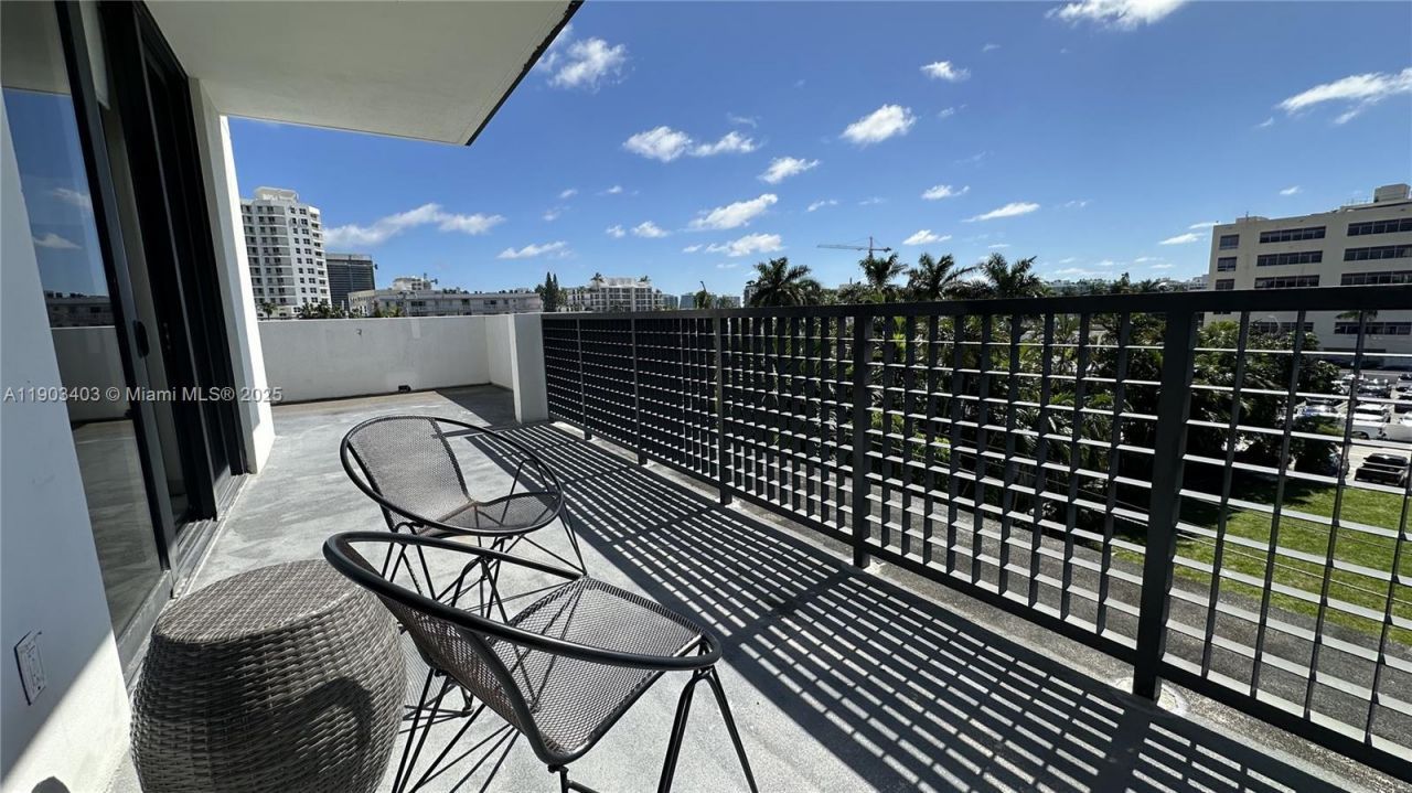 1120 98th St, Unit 403, Bay Harbor Islands, FL 33154 Photo