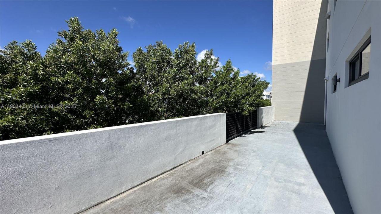 1120 98th St, Unit 403, Bay Harbor Islands, FL 33154 Photo