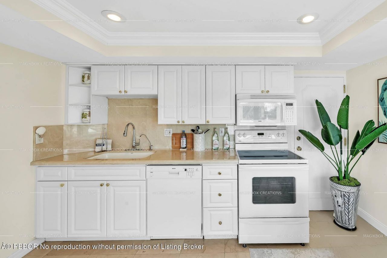 250 Bradley Place, Unit 402, Palm Beach, FL 33480 Photo