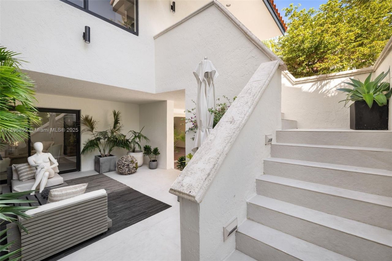 2000 S Bayshore Dr, Unit 4, Coconut Grove, FL 33133 Photo