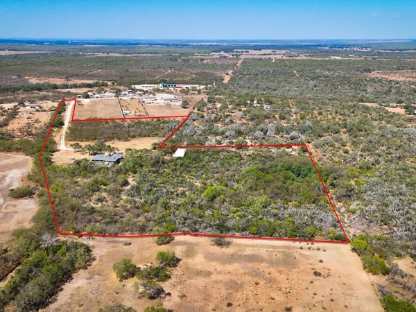 320 Pullins Drive, Pleasanton, TX 78064