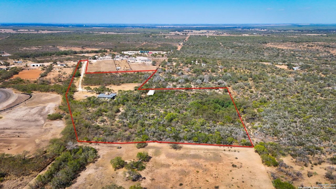 320 Pullins Drive, Pleasanton, TX 78064 Main Photo